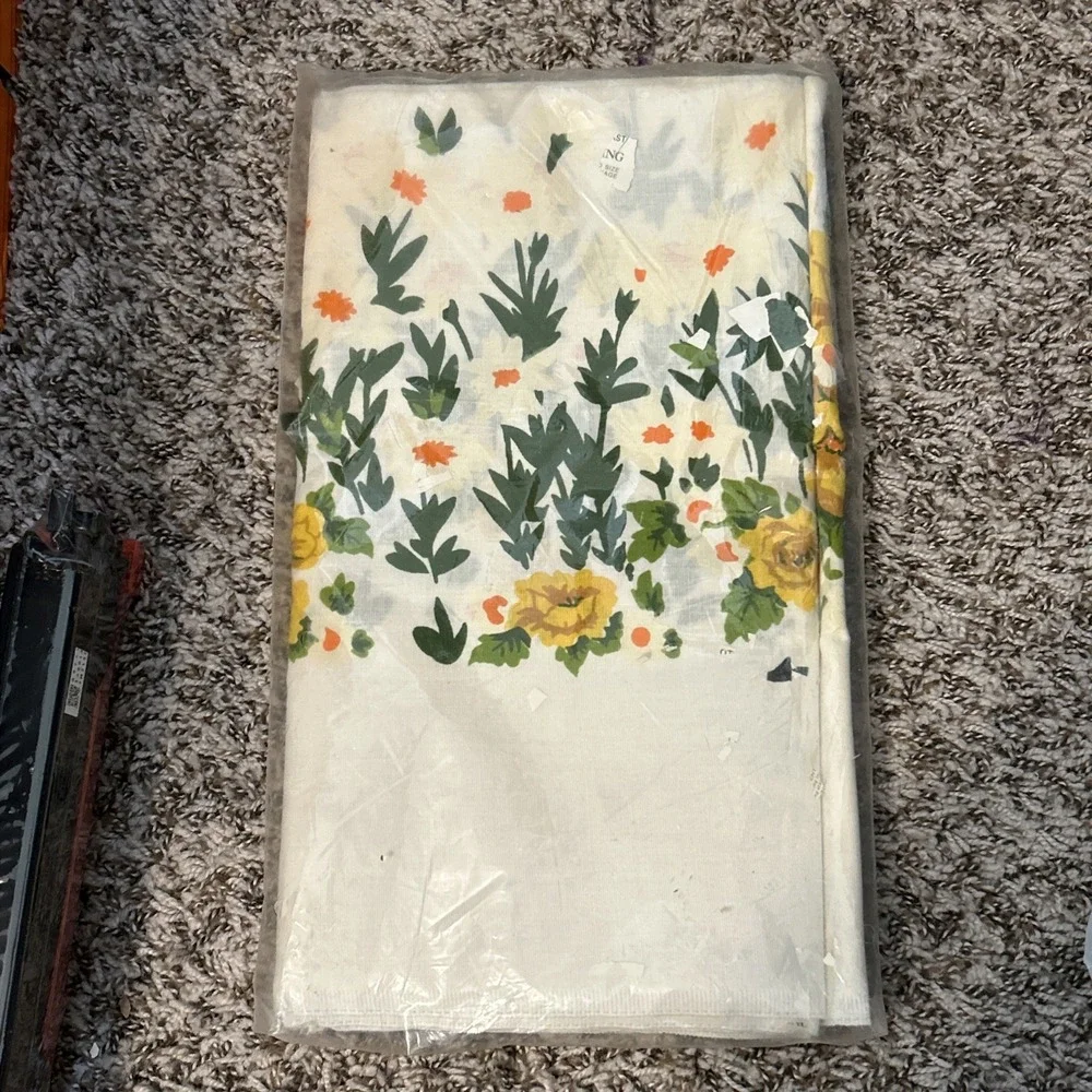 Vintage TASTEMAKER by Stevens Floral Needlepoint Roses Terry Tablecloth 52